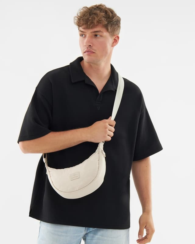 Detalle 2 de Johnny Urban Kaia Small Crossbody Bag Halbmond Beige – kompakte Bauchtasche mit verstellbarem Gurt