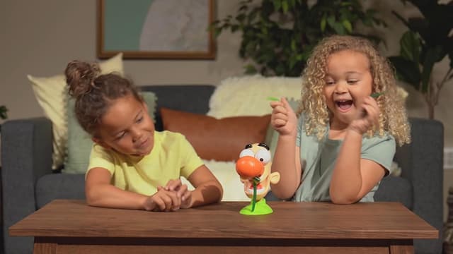 Detalle 2 de Goliath Gooey Louie Game: Pull Gooeys Out of Louie's Nose (Ages 4+, 2–4 Players)