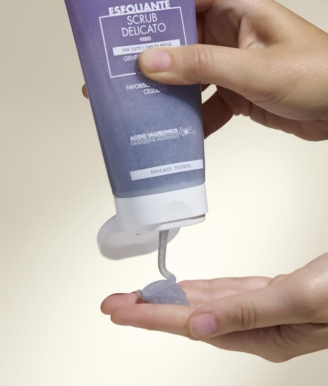 Detalle de Scrub Viso Delicato Dermolab con perlite vulcanica e pool di acido ialuronico, effetto idratante e illuminante (150 ml)