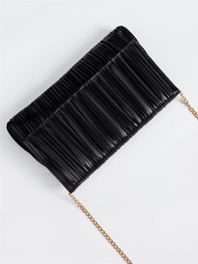 Detalle de BABEYOND Pleated clutch bag, 120 cm chain