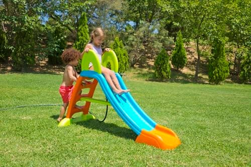 Detalle de FEBER Tobogán Slide Plus con Agua (FEL08000), exterior con hueco para manguera y escaleras antideslizantes