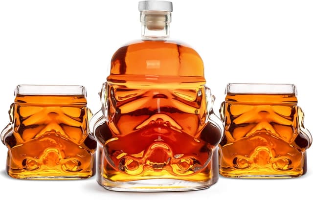 Detalle de Stormtrooper whiskey decanter set (750ml) with 2 helmet glasses — officially licensed Star Wars gift