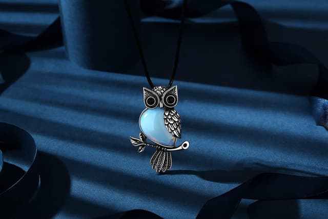Detalle de XIANNVXI Crystal Owl Necklace with Opalite Pendant on a Silver Chain for Women