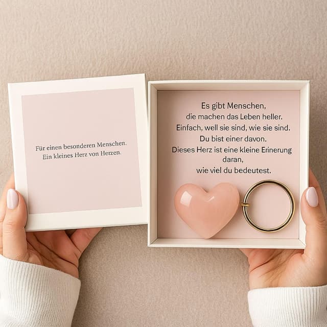 Detalle de Milaboo handgefertigte Geschenkbox mit Herzstein-Anhänger aus Rosenquarz – persönliche Stülpbox mit Botschaft