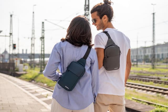 Detalle de Waterfly Crossbody Chest Sling Bag (Small) – Lightweight 25 x 15 x 5 cm shoulder bag for work, travel and everyday carry