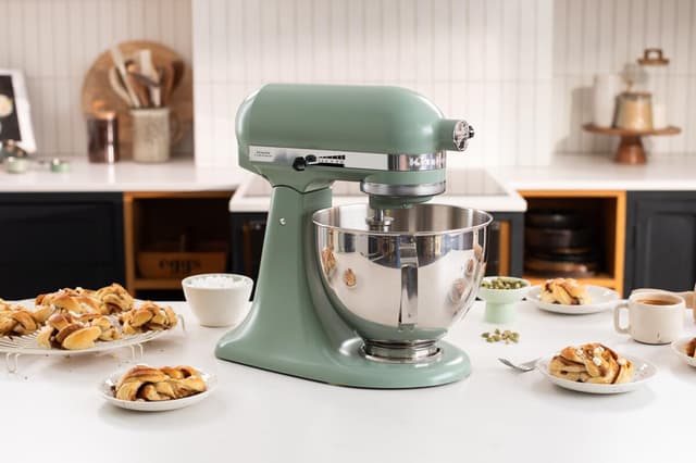 Detalle de KitchenAid 4.3L Tilt-Head Stand Mixer 5KSM95PSBDC with stainless steel bowl and metal construction