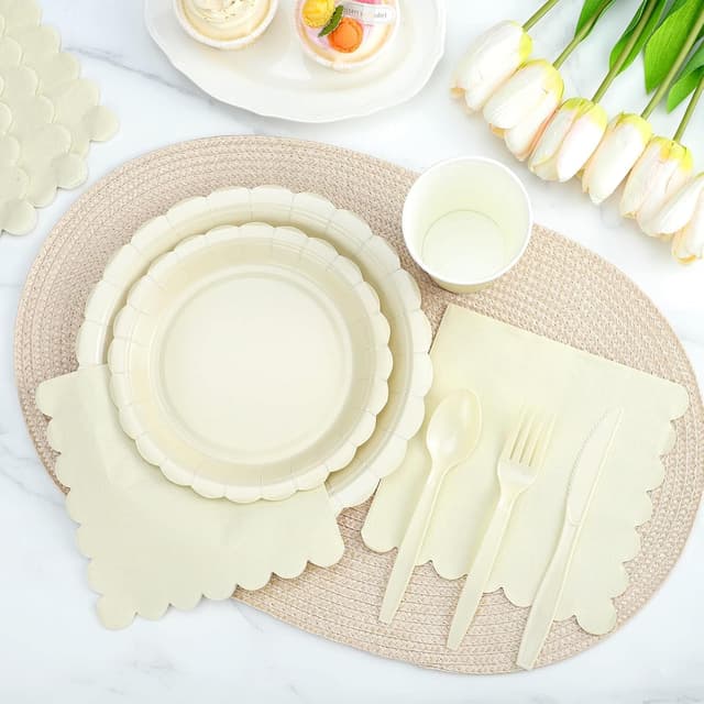 Detalle 2 de Xiangqu 175-Piece Ivory Paper Plates and Napkins Set for Parties (Beige scalloped disposable tableware)