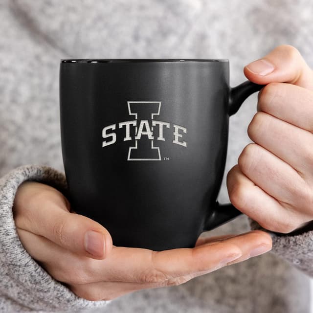 Detalle 2 de Rico Industries NCAA Standard 15oz Laser-Engraved Matte Black Ceramic Bistro Mug