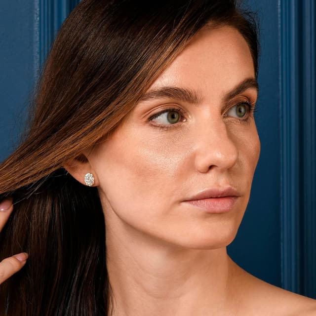 Detalle de ZAVANA orecchini grandi da donna a bottone con zirconi cubici e design a fiore