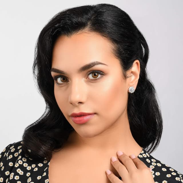 Detalle 2 de ZAVANA Orecchini grandi da donna con zirconi cubici a bottone (design a fiore) in oro o argento