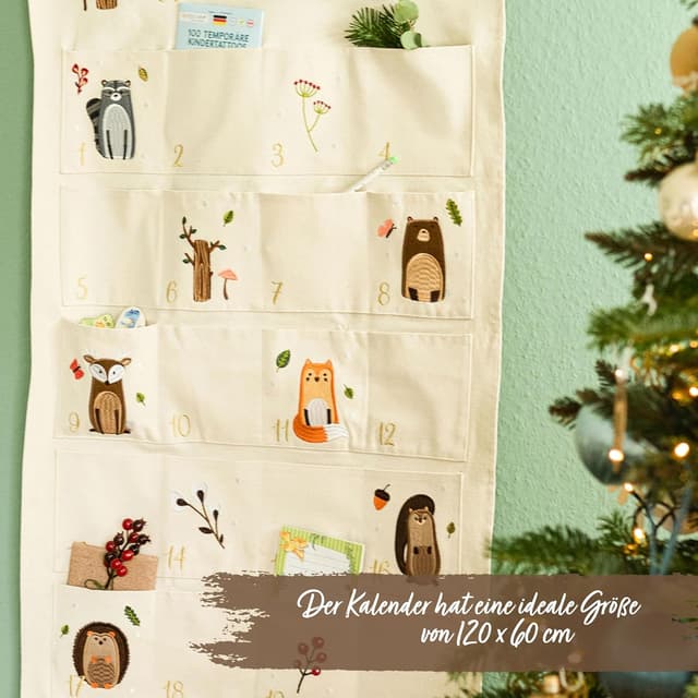Detalle de Papierdrachen Adventskalender 2025 „Waldtiere“ – bestickter Stoff-Wandkalender mit 24 Stoffbeuteln
