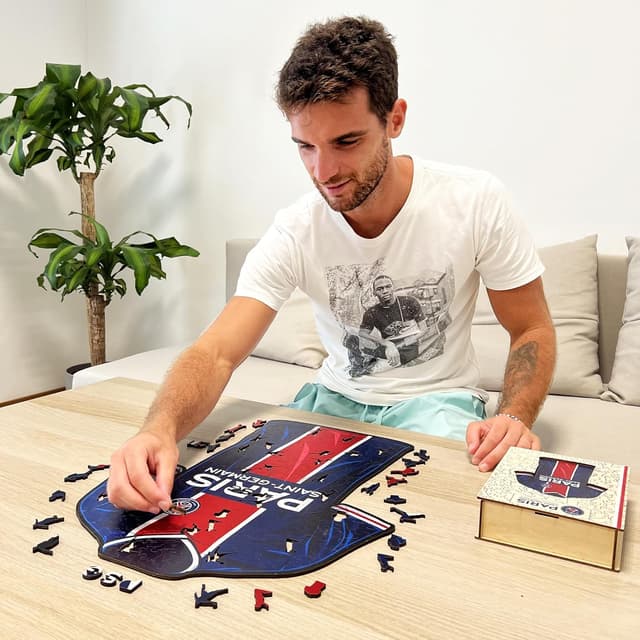Detalle de Iconic Puzzles PSG Jersey puzzle in legno 270 pezzi (taglia M) – prodotto ufficiale