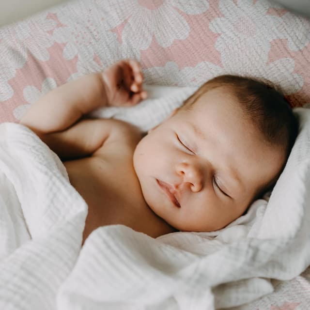 Detalle 2 de GLLQUEN BABY Pink Muslin Cotton Fitted Sheet Set (3 Pack) – 83 x 43 cm