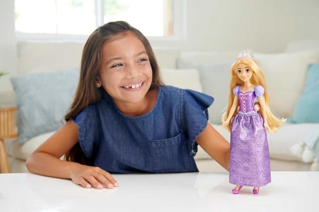 Detalle 2 de Mattel Disney Princess Rapunzel 🌟 Muñeca de Enredados +3 años
