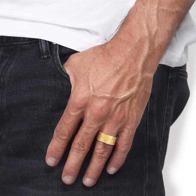 Detalle de Kuzzoi Herrenring (9 mm) aus 925 Sterling Silber vergoldet im Used Look – massiv handgeschmiedet, Ringgrößen 60–66