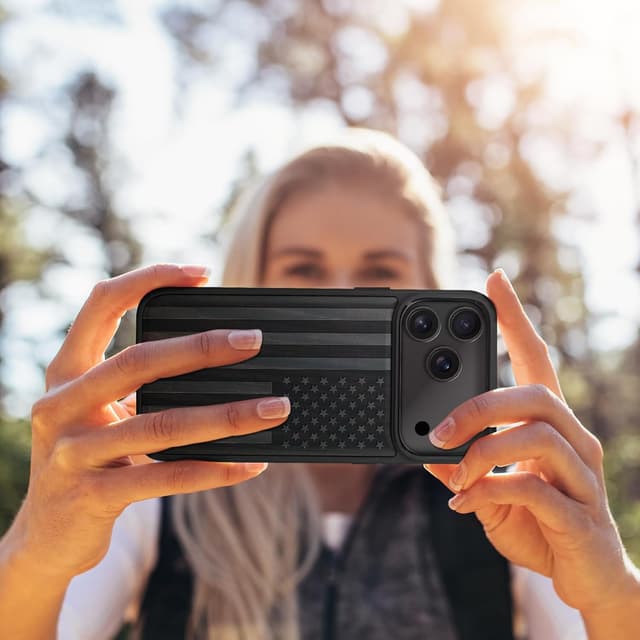 Detalle de Carveit Magnetic Wooden Case for iPhone 17 Pro Max — Laser-Engraved Wood + Soft TPU (MagSafe Compatible) — Classic American Flag Blackwood