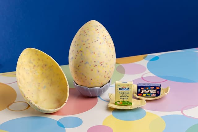 Detalle 1 de GALAK Uovo di Pasqua 2026 al Cioccolato Bianco con sorpresa e Mini SMARTIES 240g