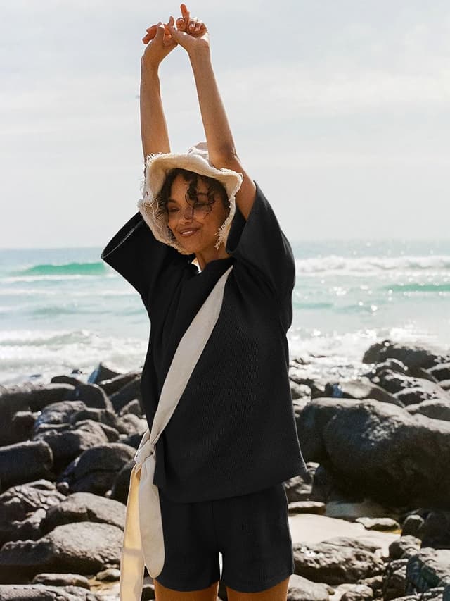 Detalle de Tankaneo Women’s Waffle Knit 2-Piece Lounge Set: 3/4 Sleeve Top & Elastic Waist Shorts