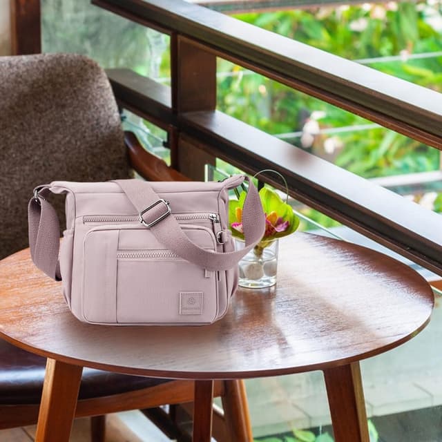 Detalle de FAVORTALK Multi Pocket Large Crossbody Handbag (Nylon, waterproof) with adjustable wide strap