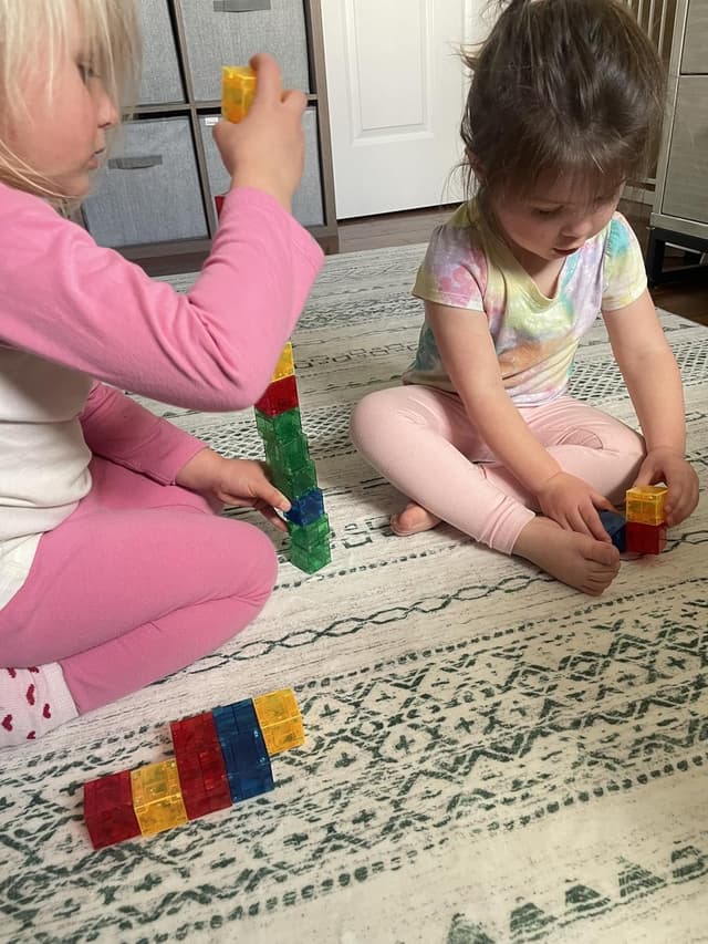 Detalle 2 de Crayola Bold Magnetic PIP Cubes Mini Magnetic Blocks Playset (27-Piece Set) for Ages 3+