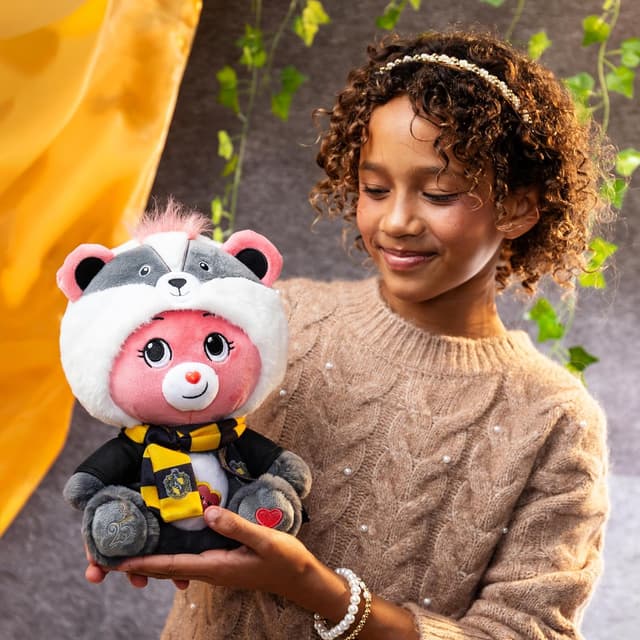 Detalle 2 de Care Bears x Harry Potter Hufflepuff Love-A-Lot Bear 30cm Hoodie Plush (Ages 4+)
