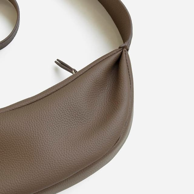 Detalle de DONNAIN genuine leather half-moon crossbody bag with adjustable strap