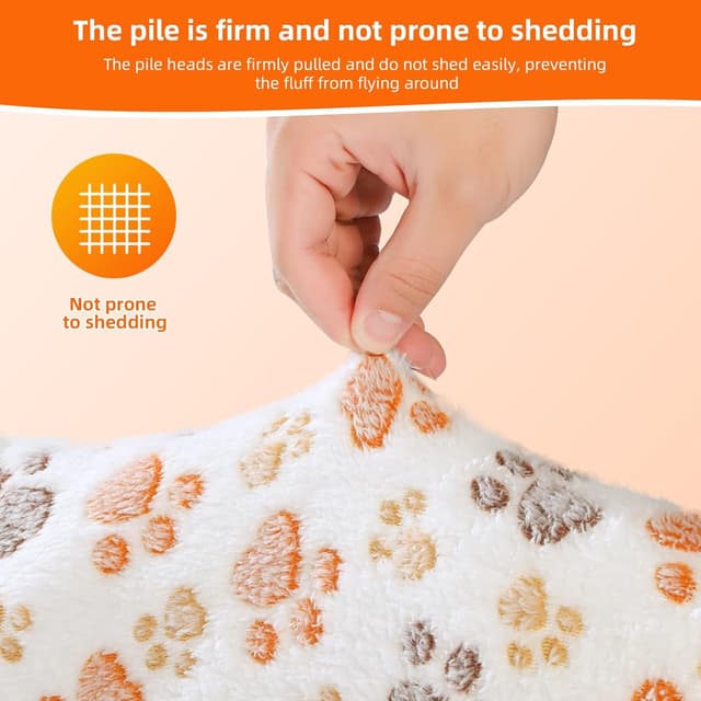 Detalle de THALWEN Soft Fleece Pet Sleeping Mat (Double-Sided) – White with Paw Print, 86x58cm