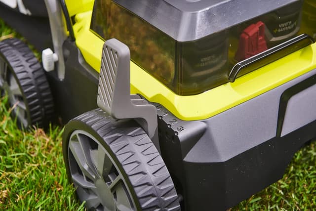 Detalle de Ryobi RY18SFX35A-0 scarificatore brushless a batteria 36V (2x18V ONE+), larghezza 35 cm, 4 profondità di lavoro