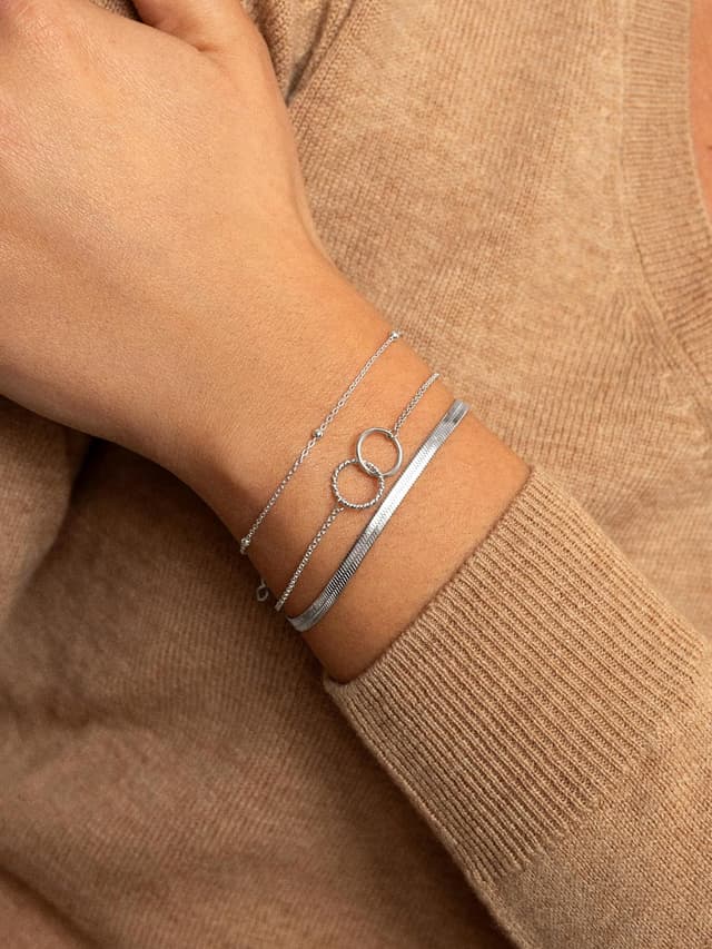 Detalle 2 de SINGULARU Pulsera Circles Twist latón baño de rodio 19 cm 💍