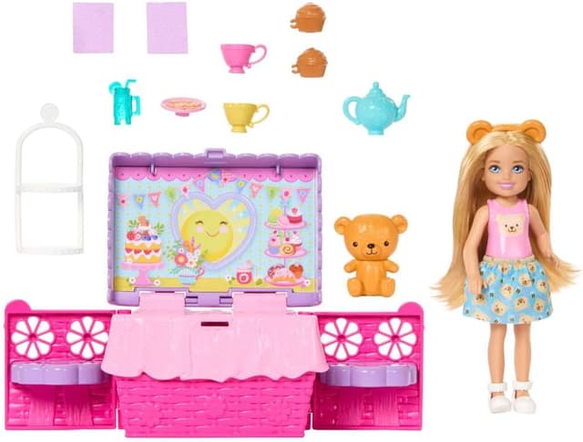 Detalle de Barbie Chelsea Tea Party (JJB40) – set con mini bambola Chelsea bionda e 10 accessori, cesta da picnic trasformabile in tavolo