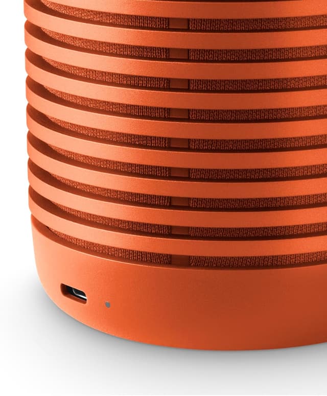 Detalle de Bang & Olufsen Beosound Explore (Bonfire Orange) — enceinte Bluetooth portable étanche IP67, son True360 et jusqu’à 27 h d’autonomie