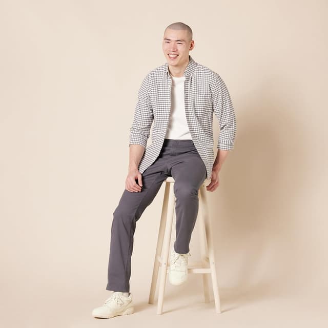 Detalle 2 de Amazon Essentials Wrinkle-Resistant Slim Chino Pants (No Pleats) for Men