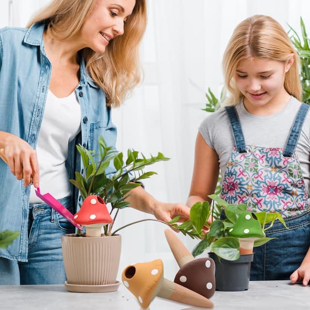 Detalle 2 de 4 Pack Terracotta Self-Watering Spikes & Mushroom Globes (Self Watering Planter Insert)