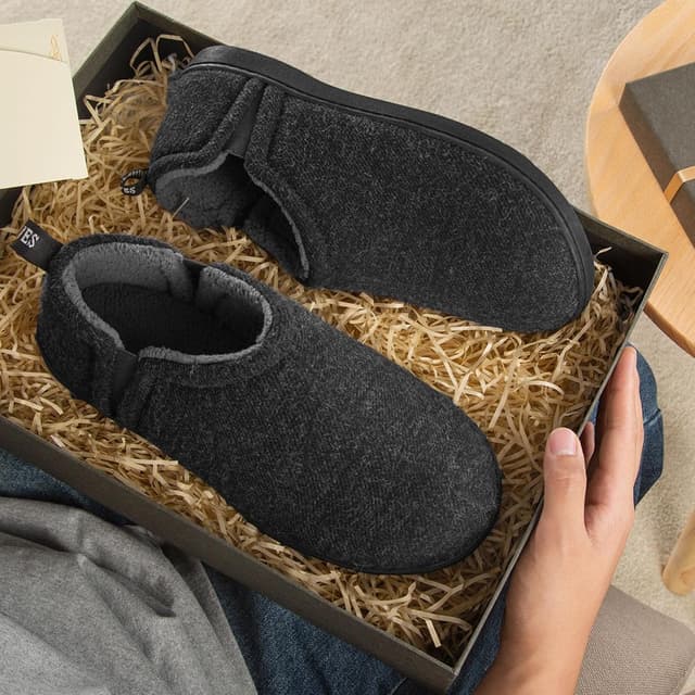 Detalle de Snug Leaves Men’s Faux Wool Slippers