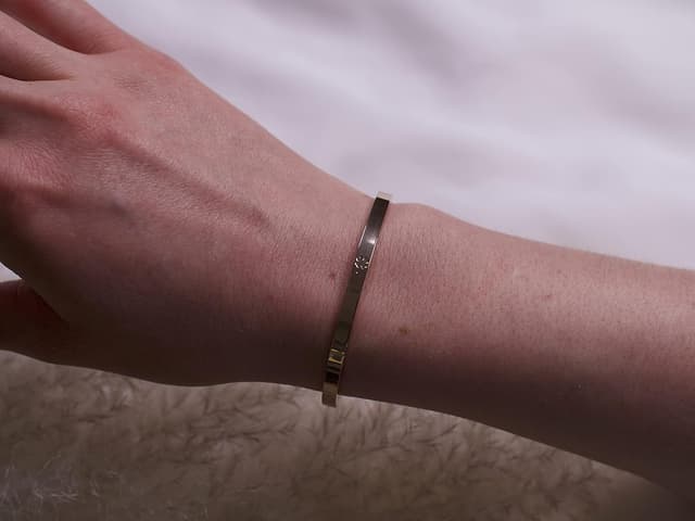 Detalle de BERGERLIN Armband mit Kleeblatt-Glücksbringer auf Edelstahlbasis, verstellbar und vergoldet