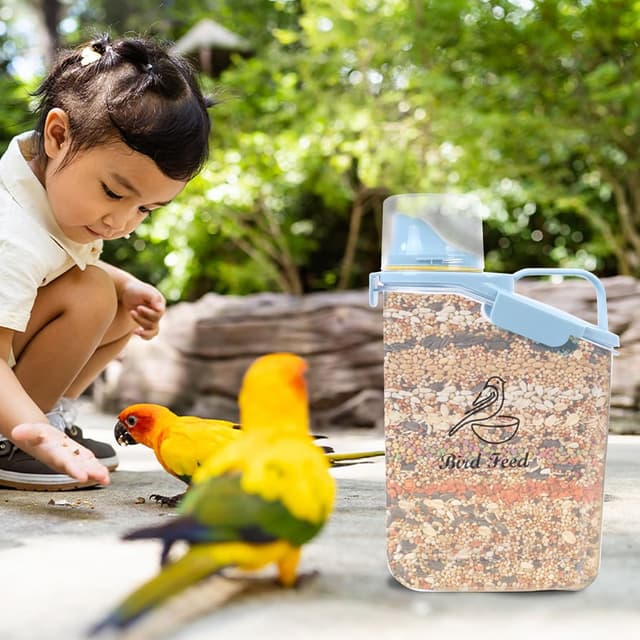 Detalle de Geyecete Bird Seed Storage Container 2.8 L (3 Qt) – Clear Plastic Airtight Jar with Measuring Cup & Blue Lid