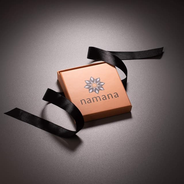 Detalle 2 de Boucles d’oreilles Soleil NAMANA mini puces en plaqué Or 14 carats et opales bleues synthétiques