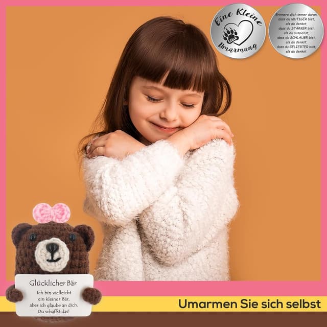 Detalle 2 de Tixlux Pocket Hug Glücklicher Bär – handgenähte Strick-Dekofigur mit Bärentatzen-Glücksbringer (Grau/Rosa)