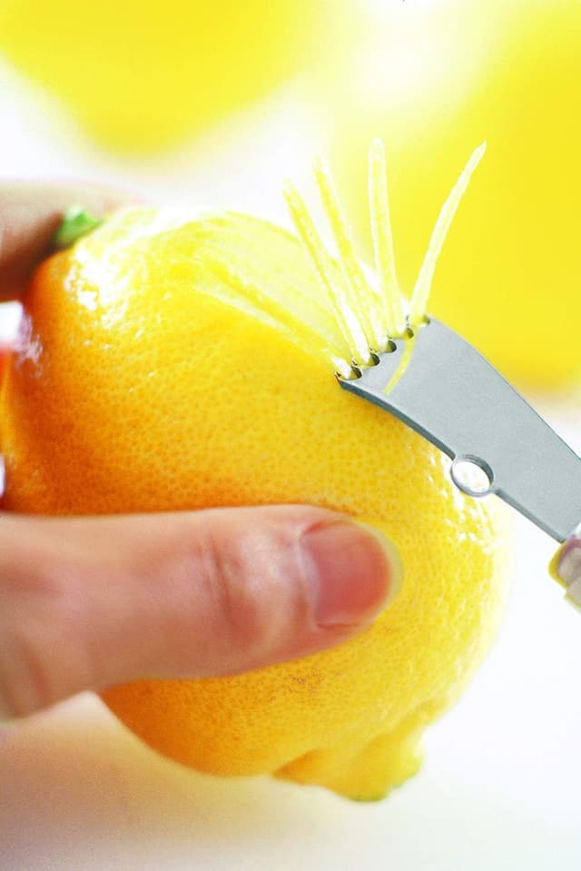 Detalle de Rösle Acanalador de Frutas 🍊 Cortador de Cáscaras de Acero Inoxidable