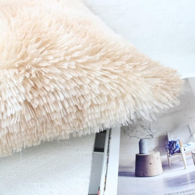 Detalle de OYIMUA Fluffy Cushion Covers (Faux Fur) 40cm x 40cm Beige – Set of 2