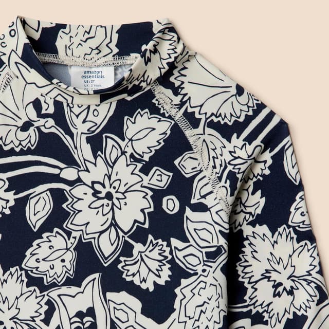 Thumbnail 6 de Amazon Essentials Boys Long Sleeve Rashguard T-Shirt