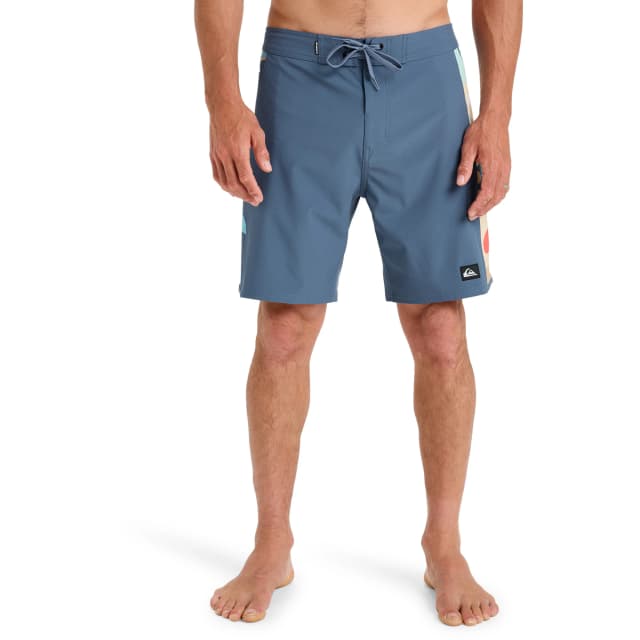 Detalle de Quiksilver Surfsilk Arch 18 bañador corto de hombre con tratamiento hidrofóbico