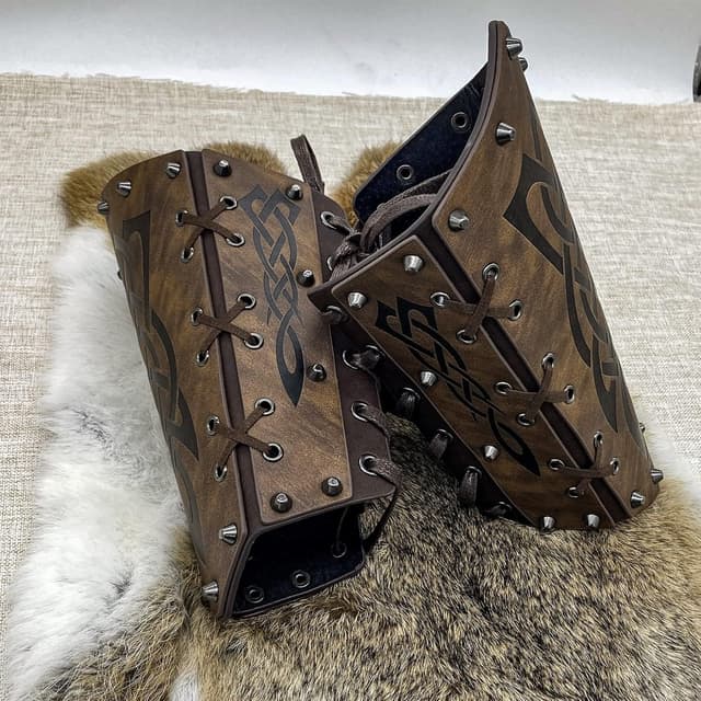Detalle 2 de COSFAN 2er-Set Mittelalter-Arm-Schienen für Männer im Wikinger-/Punk-Stil