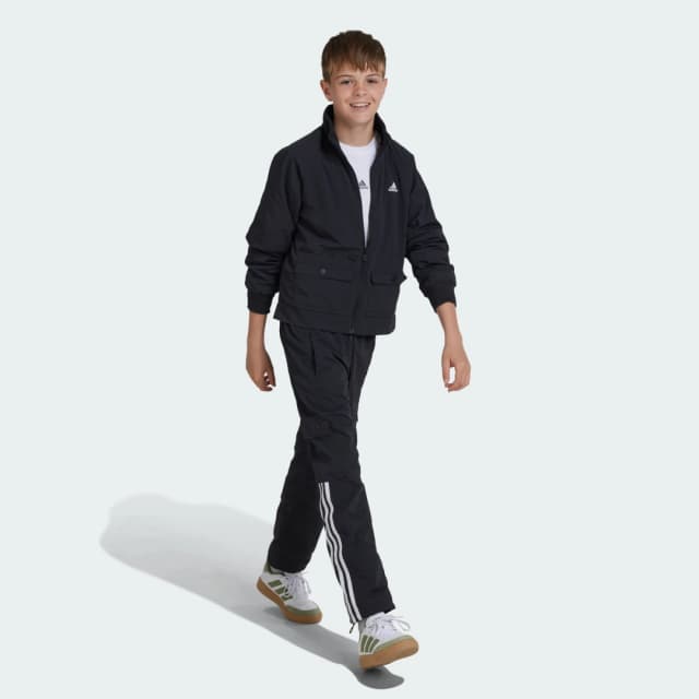 Detalle de Chaqueta Street Jam Woven Cargo adidas para adolescentes, color negro