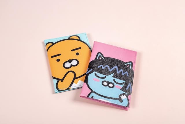 Detalle 2 de Walther Design Lederetui für Reisepass in Blau – passt für EU-Pass (bis 12,5 x 9,1 cm), 582000077