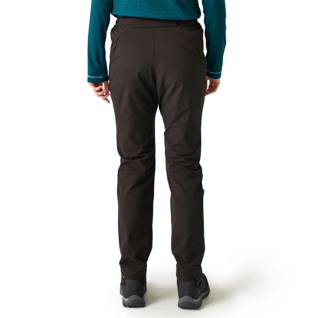 Detalle de Regatta Wmns Questra V pantalón de mujer con acabado hidrófugo e inserciones elásticas