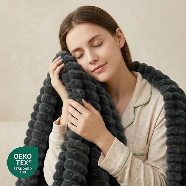 Detalle 2 de WAVVE Kuscheldecke Flauschig (150x200 cm) in Grau – weiche Mikrofaserdecke als Sofa- & Tagesdecke