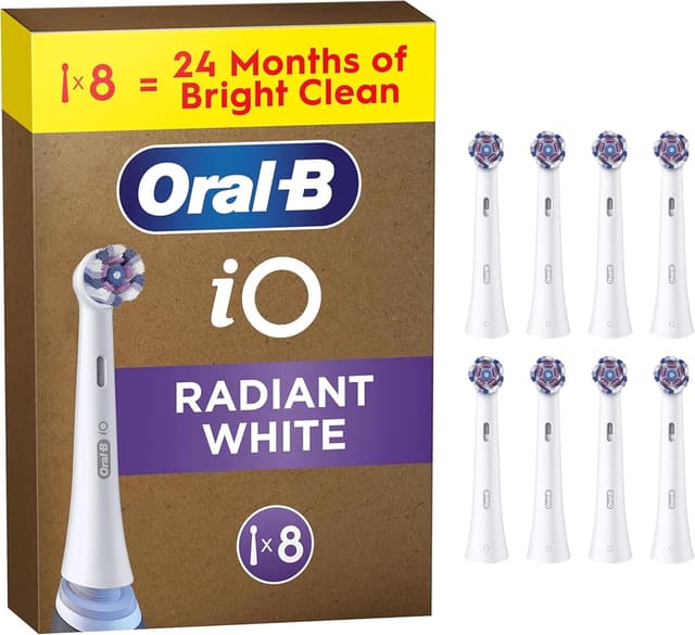 Detalle de Oral-B iO Original replacement heads (pack of 8) with angled bristles for Radiant White