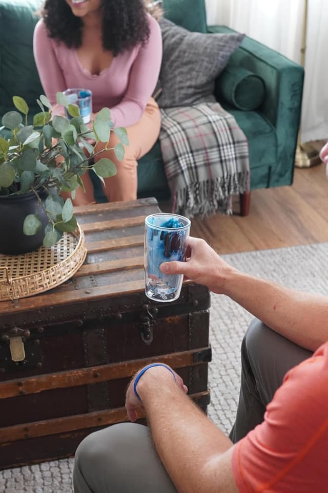 Detalle de Tervis Kelly Ventura Crystal True Blue Collection Double-Wall Insulated Tumbler (16 oz) — Set of 4