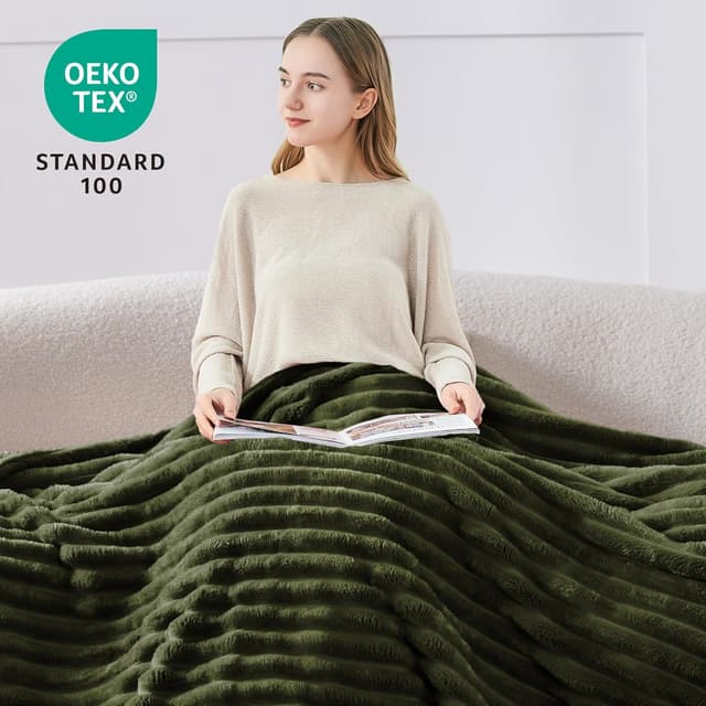 Detalle 2 de BEDELITE Kuscheldecke flauschig in Olivgrün (125x150) – weiche Flanell-Decke als Sofaüberwurf